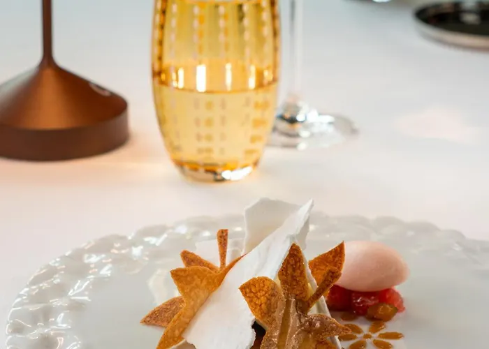 Grand Mont Blanc, By R Collection Готель Курмайор